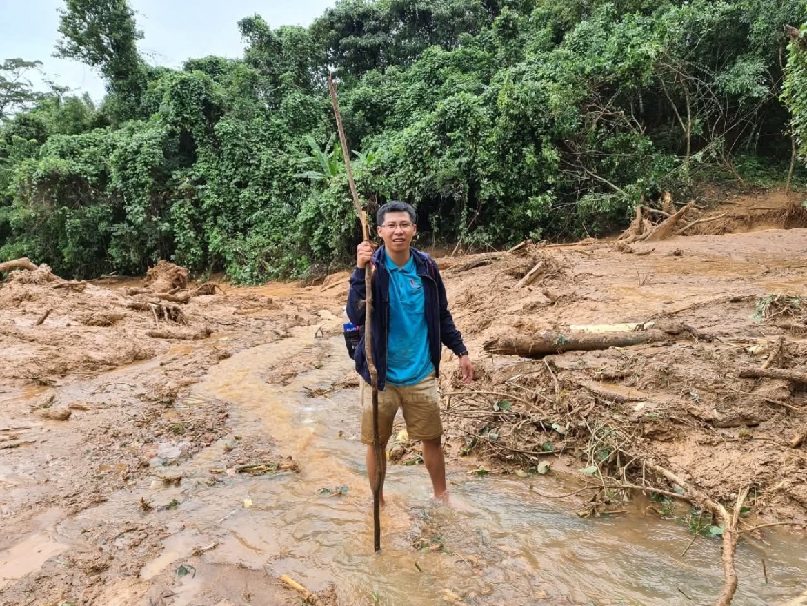dau chan phong vien trong mua lu du hinh anh 1