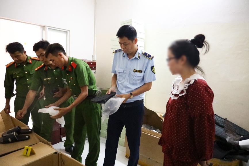 phat hien 2 co so san xuat, buon ban hang gia thuong hieu noi tieng hinh anh 2