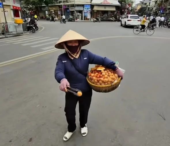 xu phat nguoi phu nu ban 10 banh ran cho du khach nuoc ngoai gia 420.000 dong hinh anh 3
