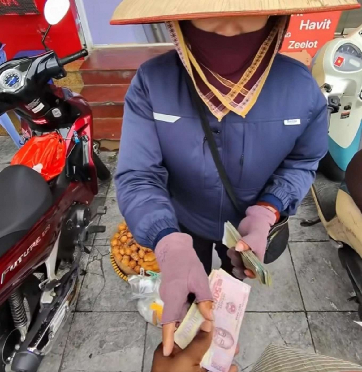 xu phat nguoi phu nu ban 10 banh ran cho du khach nuoc ngoai gia 420.000 dong hinh anh 2