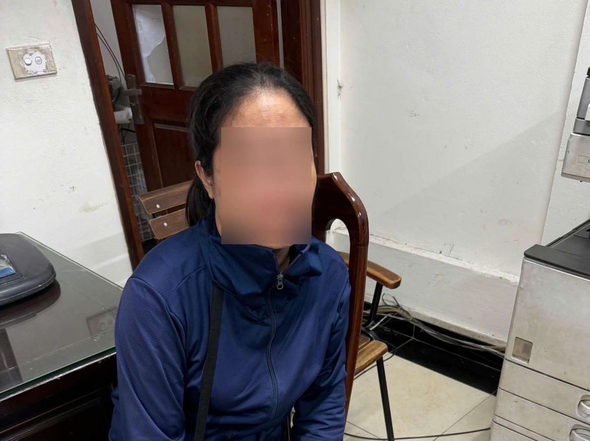 xu phat nguoi phu nu ban 10 banh ran cho du khach nuoc ngoai gia 420.000 dong hinh anh 1