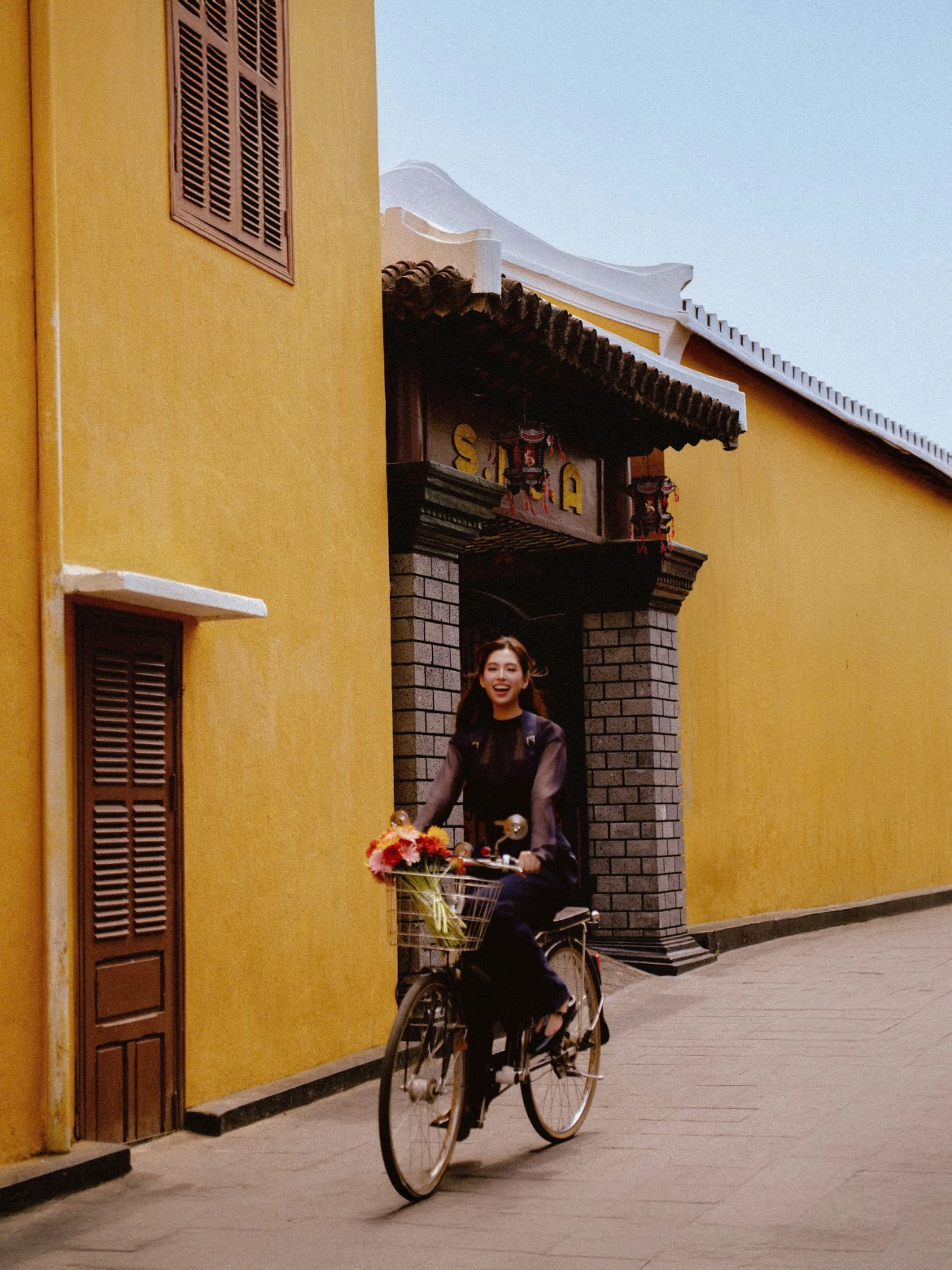 hoa hau tieu vy khoe nhan sac ruc ro trong bo anh chup tai que nha hoi an hinh anh 6