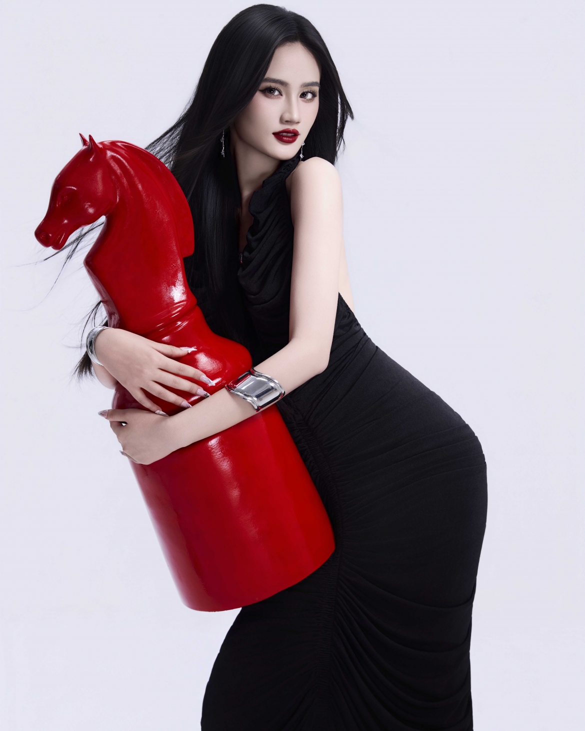 nhan sac hoa hau Y nhi sau 3 nam dang quang hinh anh 9