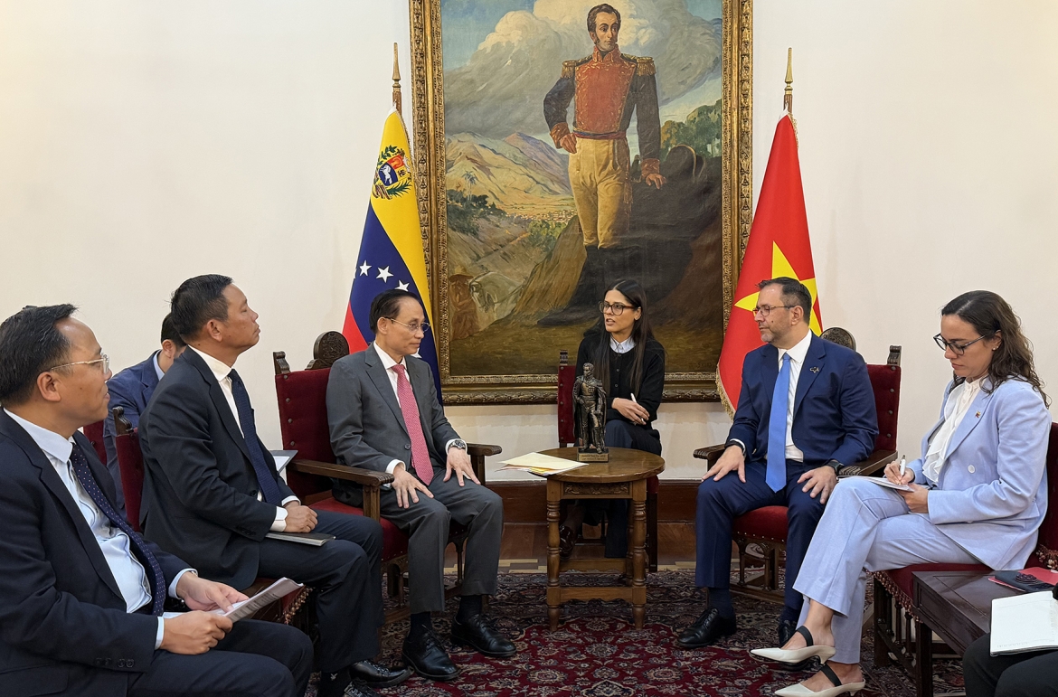 bo truong bo ngoai giao le hoai trung tham, lam viec tai venezuela hinh anh 1
