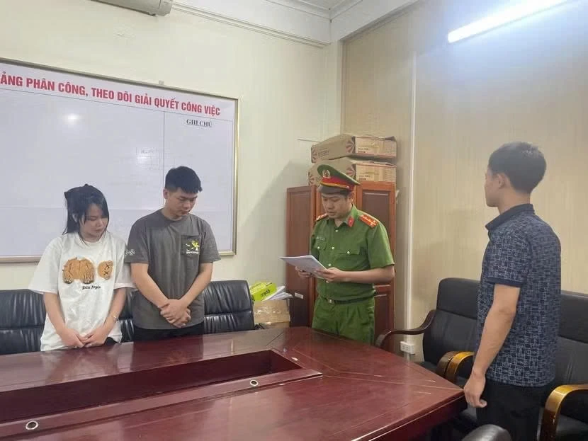 khoi to doi nam nu ban gan 5.000 bo quan ao gia thuong hieu hinh anh 1