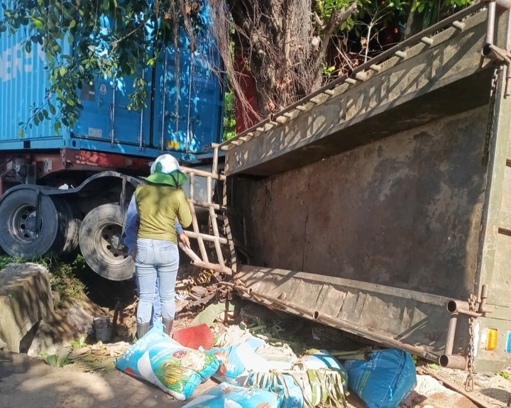 Xe đầu kéo va chạm công nông làm 5 người thương vong