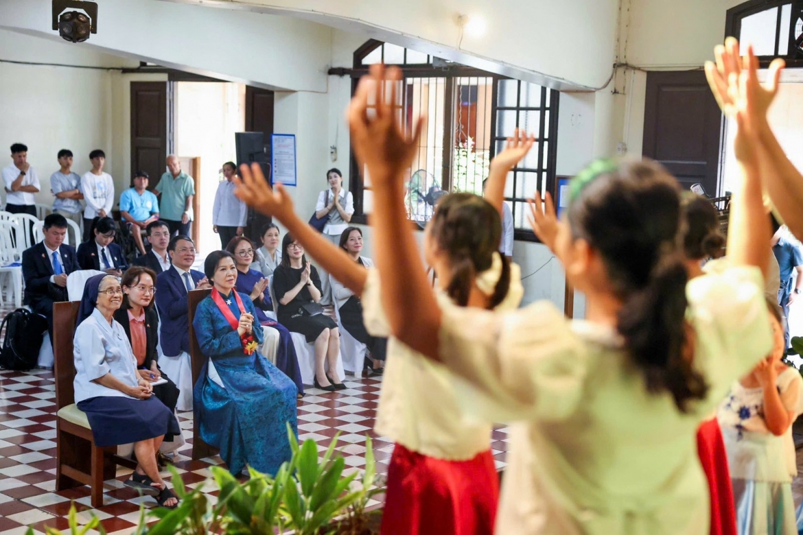 phu nhan tong bi thu, chu tich nuoc tham tre em hoan canh dac biet tai philippines hinh anh 4