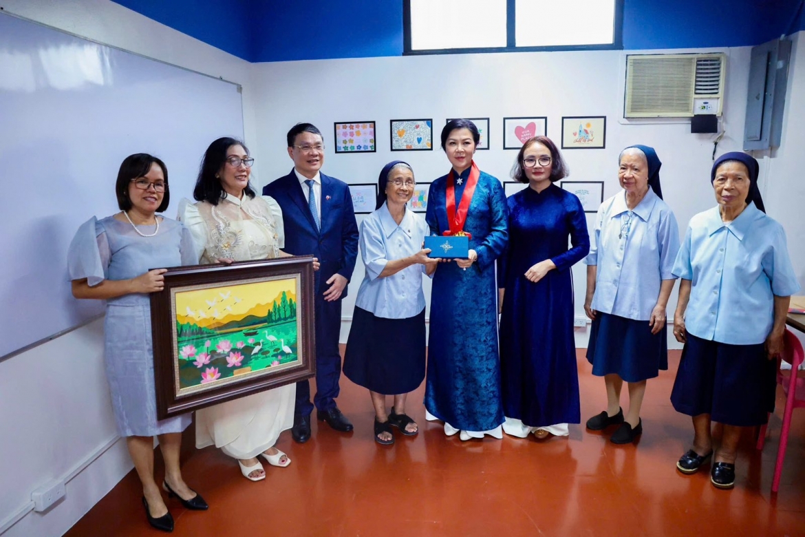 phu nhan tong bi thu, chu tich nuoc tham tre em hoan canh dac biet tai philippines hinh anh 2