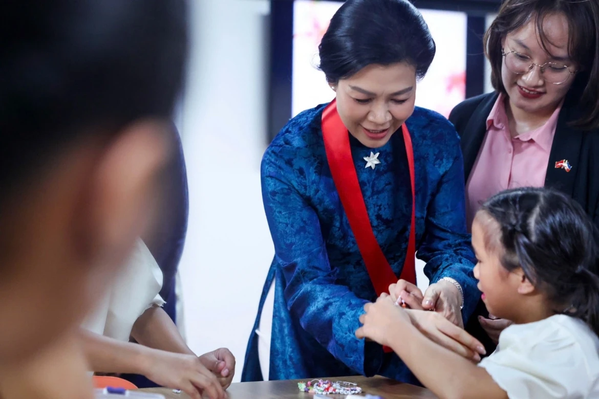phu nhan tong bi thu, chu tich nuoc tham tre em hoan canh dac biet tai philippines hinh anh 1