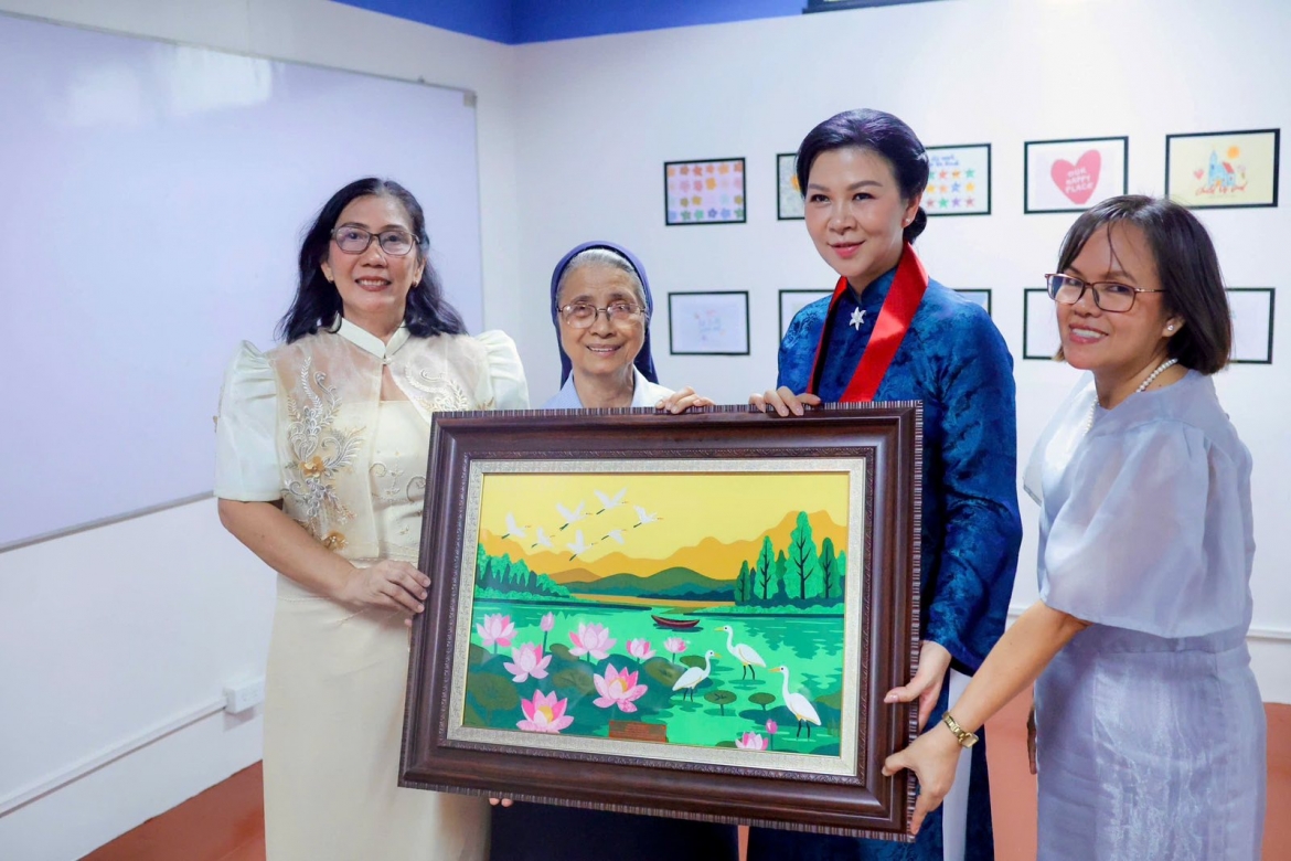 Phu nhân Tổng Bí thư, Chủ tịch nước thăm trẻ em hoàn cảnh đặc biệt tại Philippines