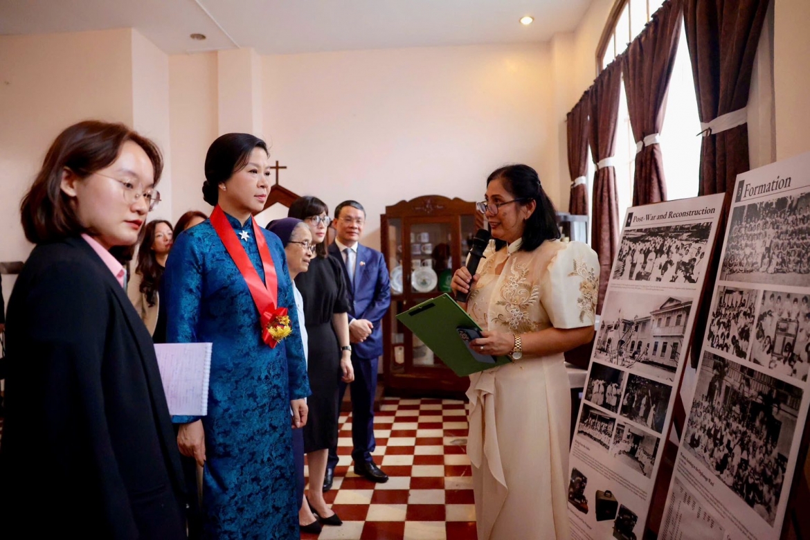 phu nhan tong bi thu, chu tich nuoc tham tre em hoan canh dac biet tai philippines hinh anh 3
