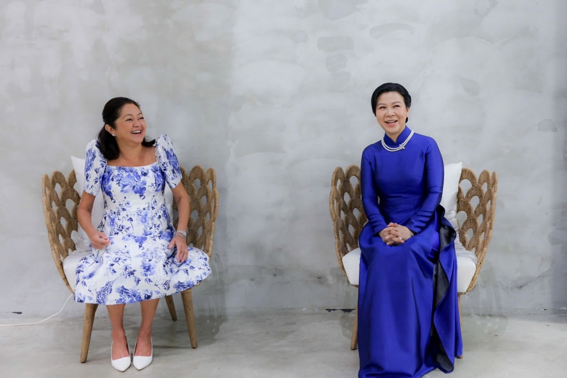 phu nhan tong bi thu, chu tich nuoc tham tre em hoan canh dac biet tai philippines hinh anh 9