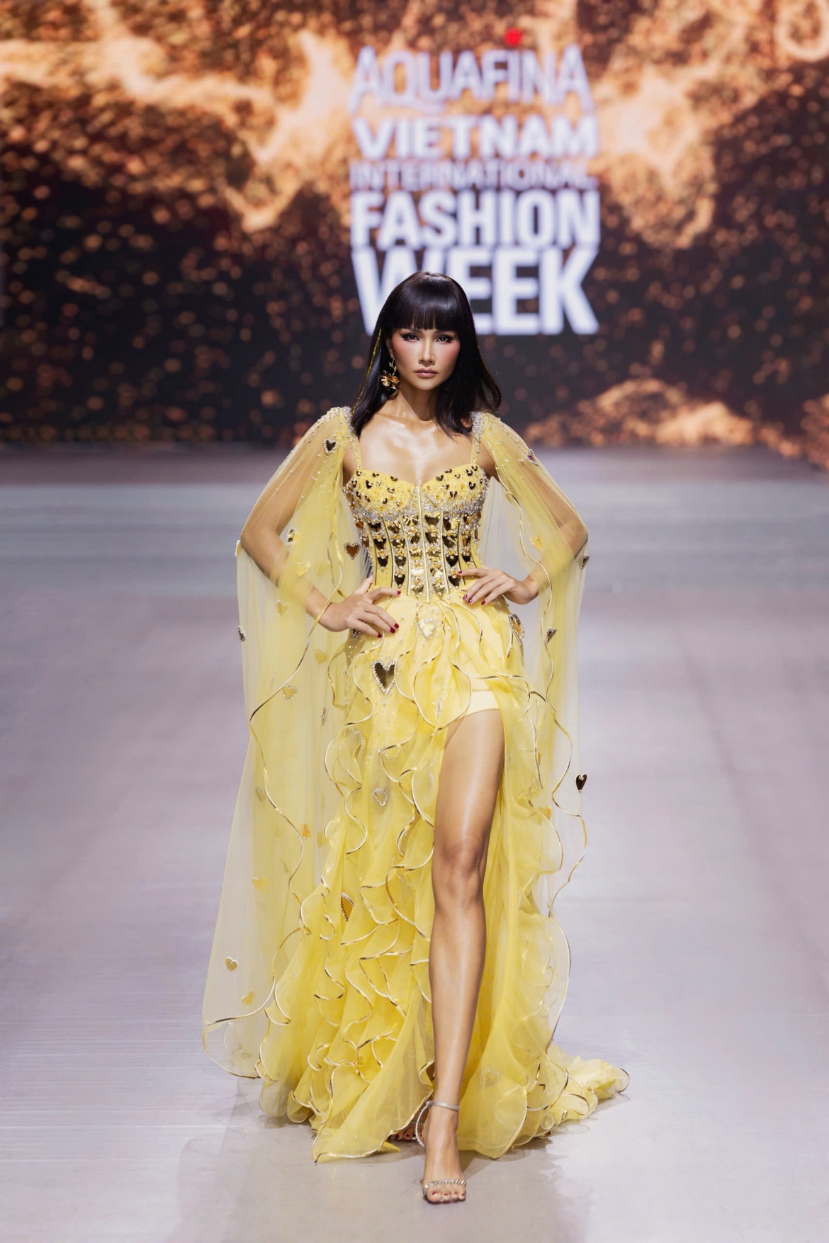 h hen nie toa sang nhu nu than trong man ket show cua ntk thao nguyen hinh anh 3