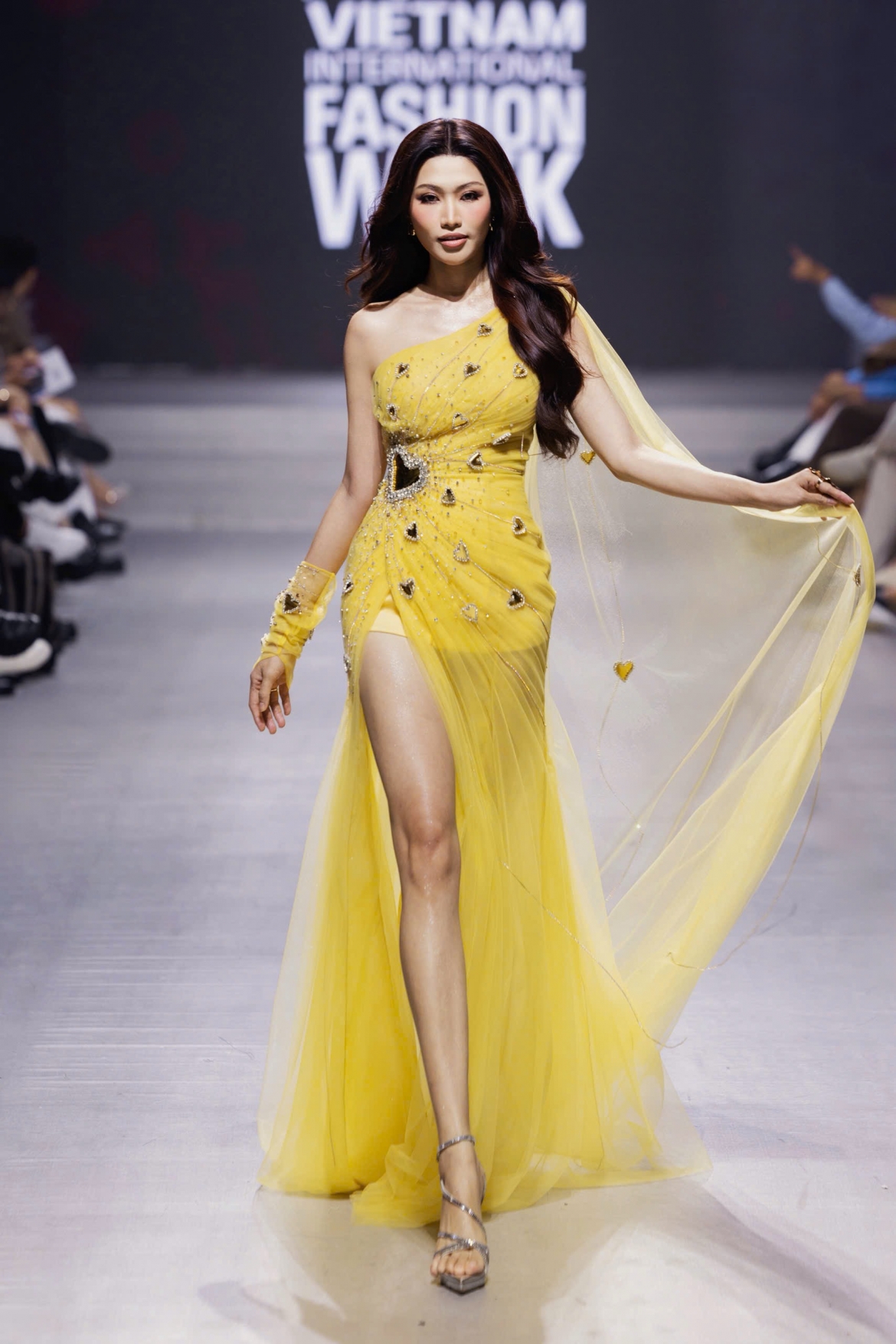 h hen nie toa sang nhu nu than trong man ket show cua ntk thao nguyen hinh anh 5