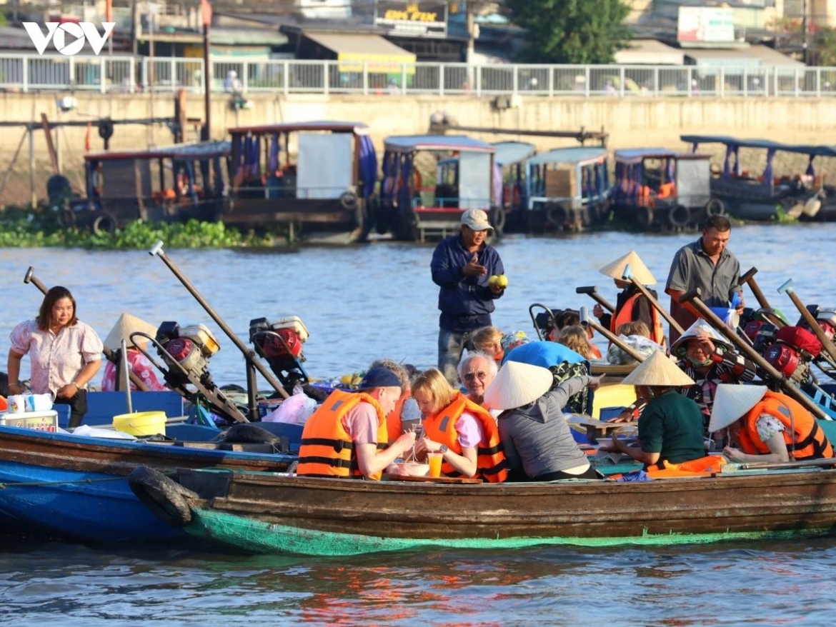 international arrivals to vietnam reach record high in first five months picture 1