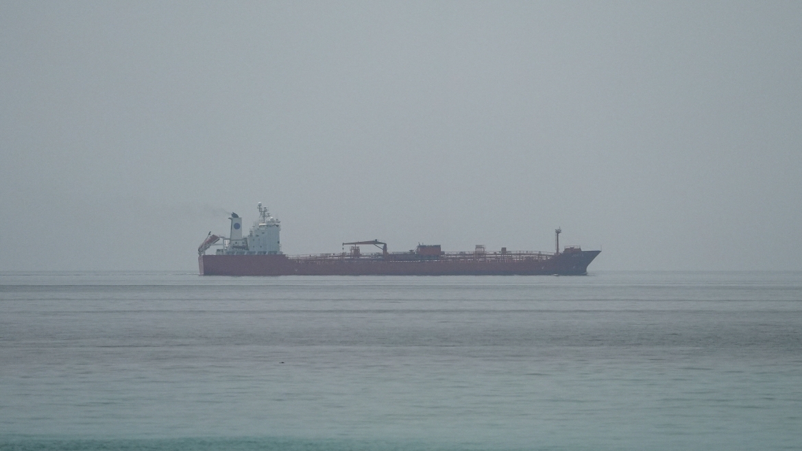 oman khong thu phi eo hormuz, iran phan ung gay gat hinh anh 1