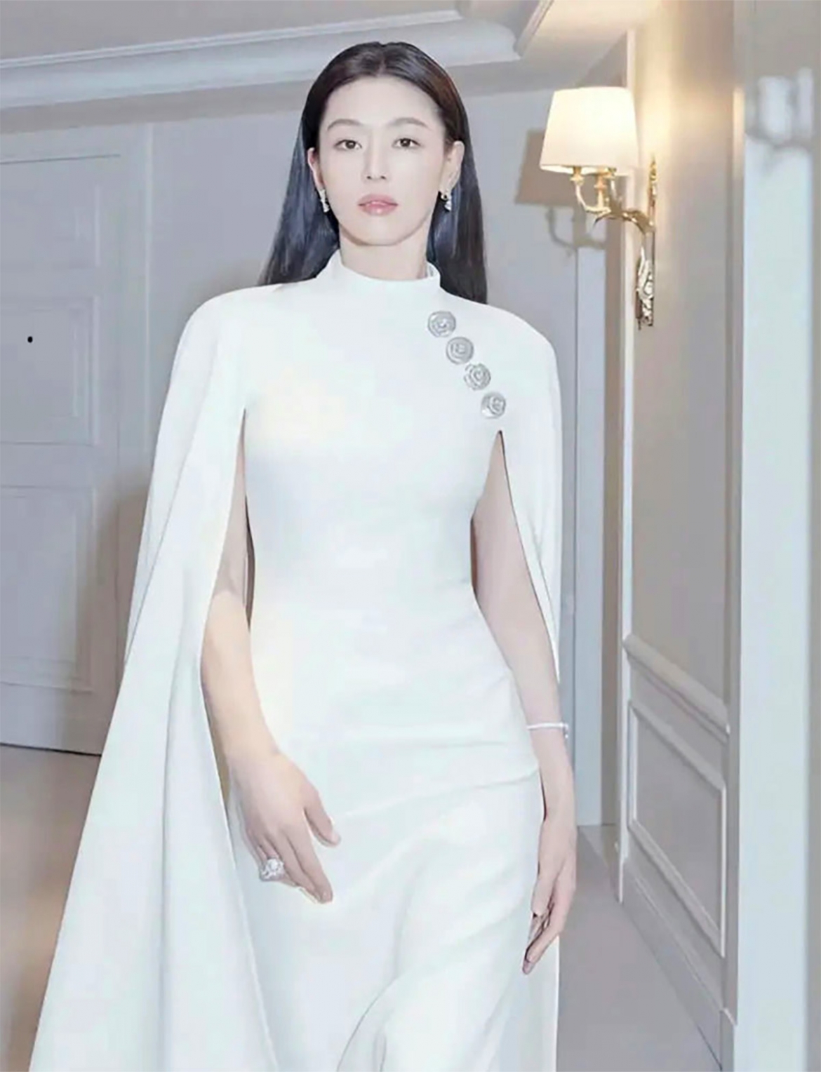 qua khu va mieng khien nu dien vien phim colony co nguy co bi phong sat tai trung quoc hinh anh 2