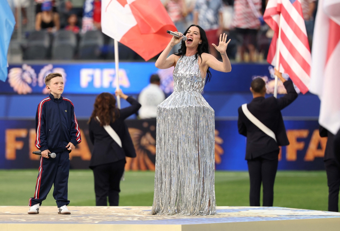 katy perry gay sot world cup 2026 visual bung no, khoanh khac tinh tu gay bao hinh anh 2