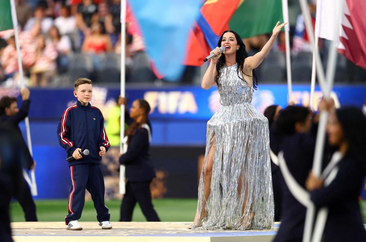 katy perry gay sot world cup 2026 visual bung no, khoanh khac tinh tu gay bao hinh anh 1