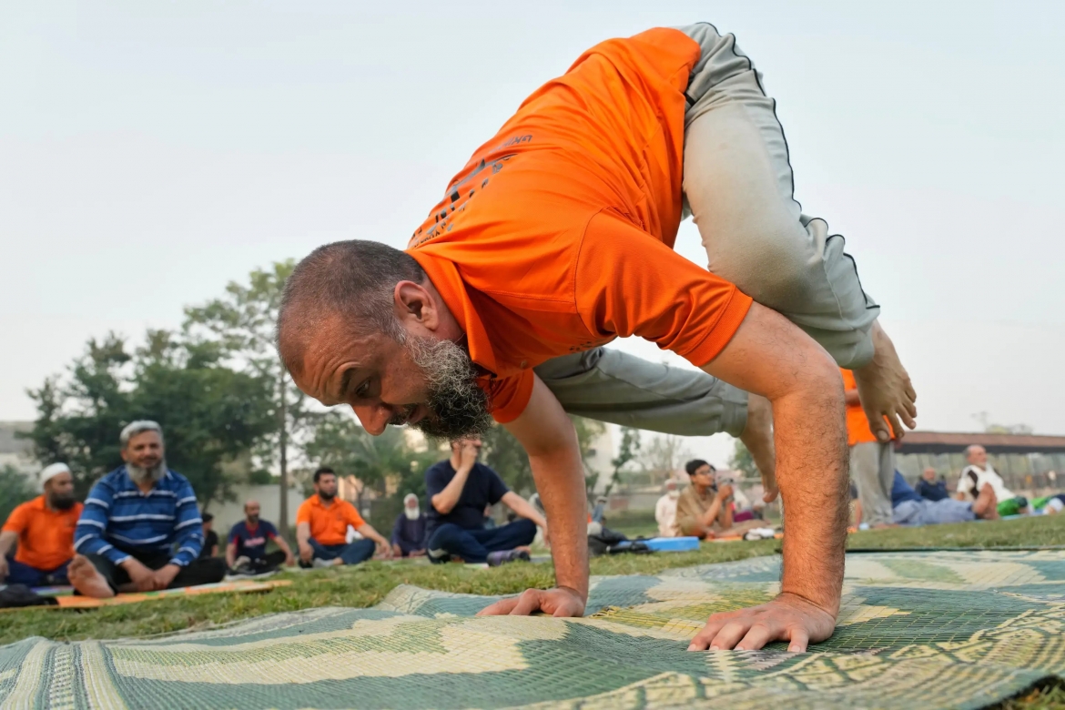 hang trieu nguoi tren khap the gioi cung tap yoga trong ngay 21 6 hinh anh 7