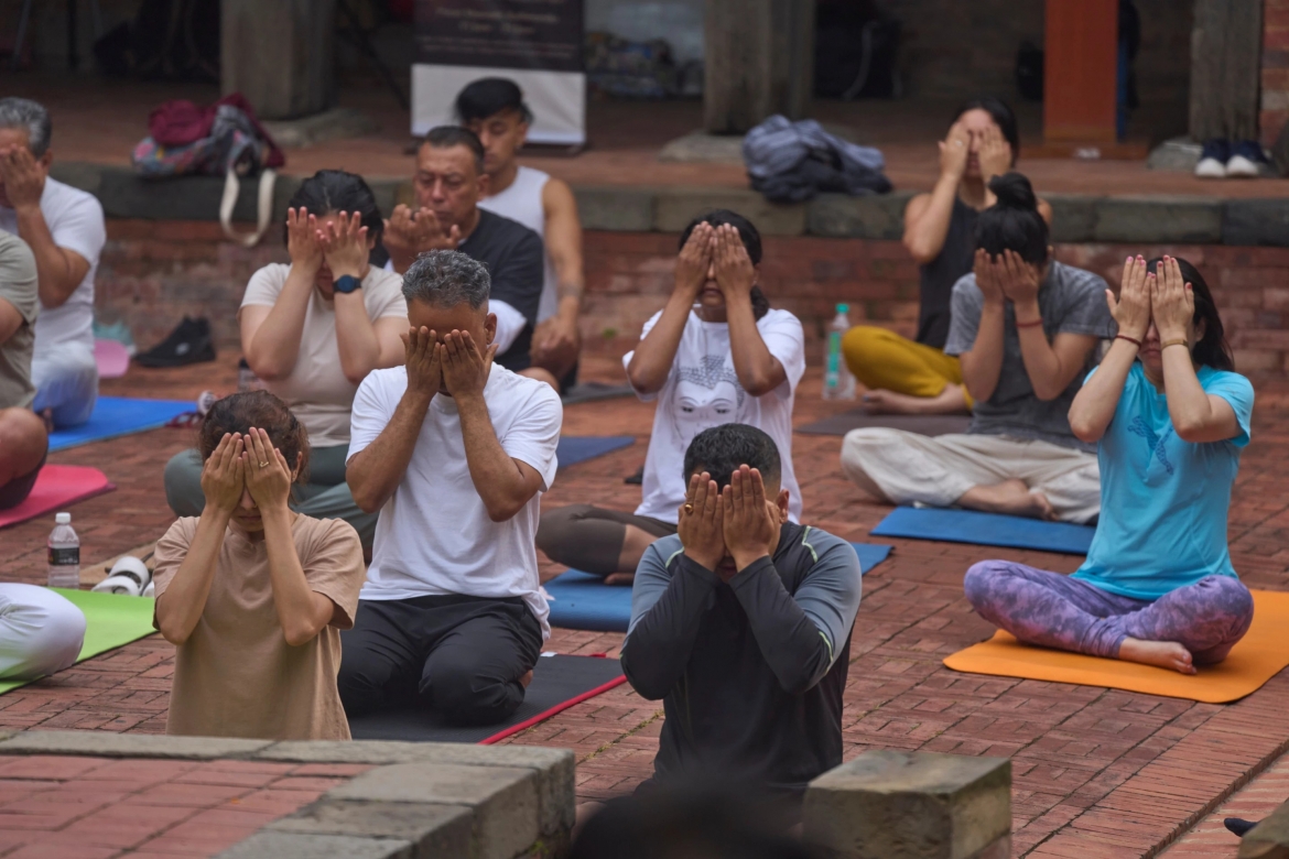 hang trieu nguoi tren khap the gioi cung tap yoga trong ngay 21 6 hinh anh 8