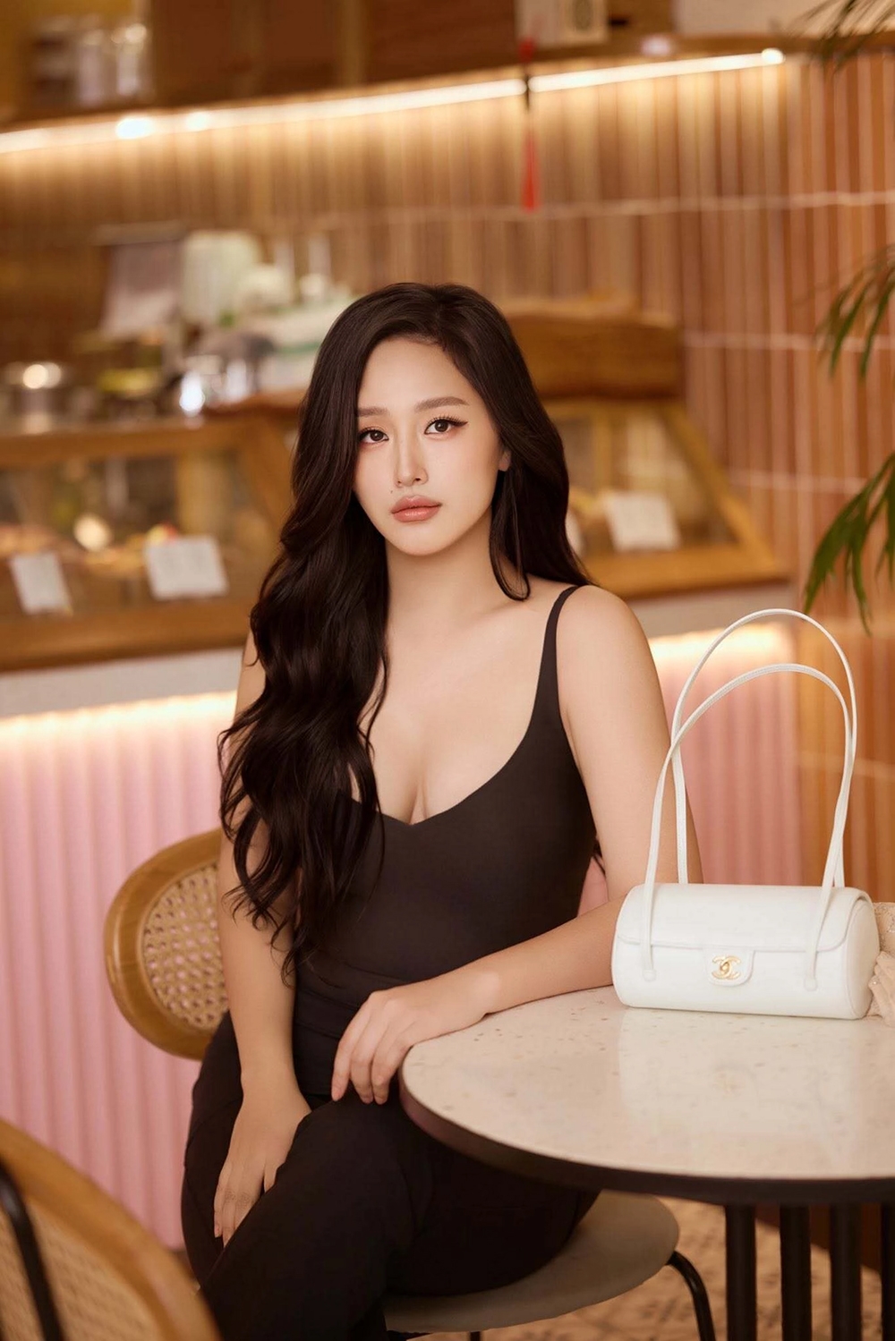 sao viet 26-6 lan truyen anh nghi la anh cuoi Den vau va hoang thuy linh hinh anh 13