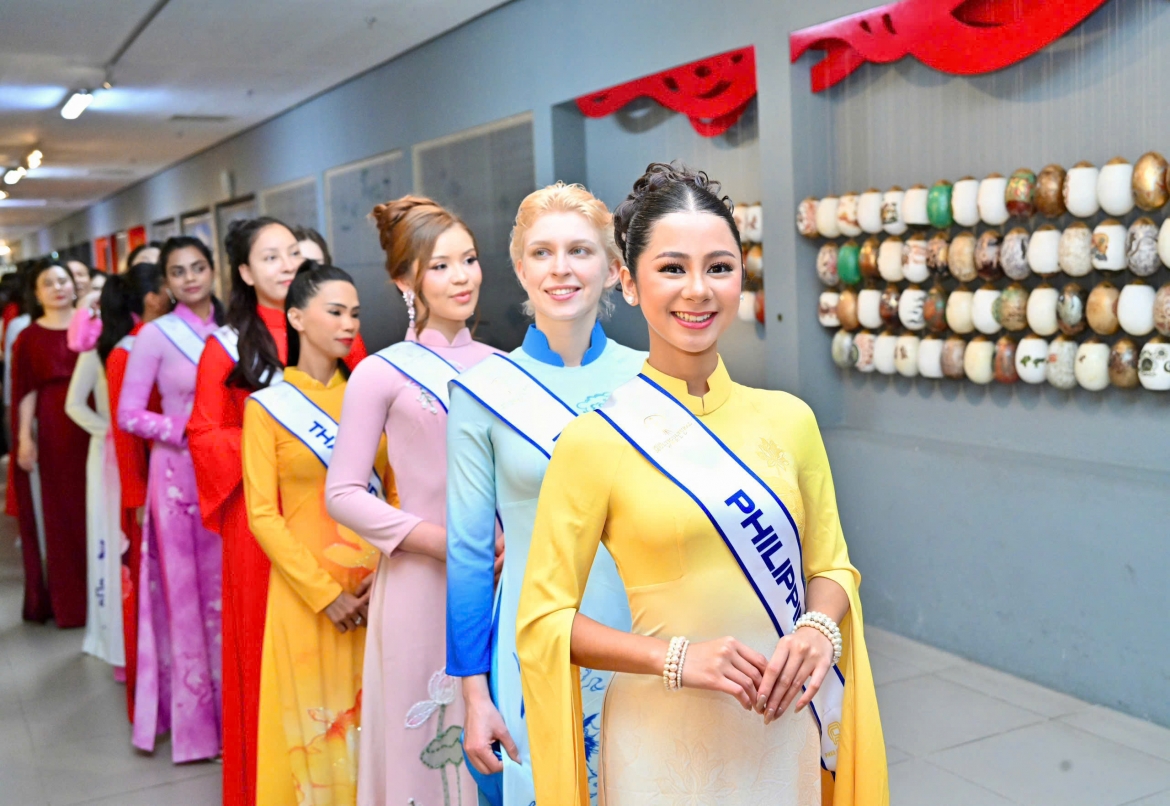 dan nguoi dep quoc te tim hieu lich su, van hoa viet nam tai nha quoc hoi hinh anh 1
