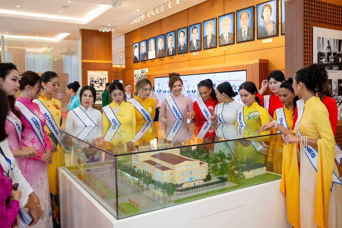 Dàn người đẹp quốc tế tìm hiểu lịch sử, văn hóa Việt Nam tại Nhà Quốc hội
