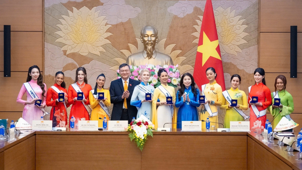 dan nguoi dep quoc te tim hieu lich su, van hoa viet nam tai nha quoc hoi hinh anh 6