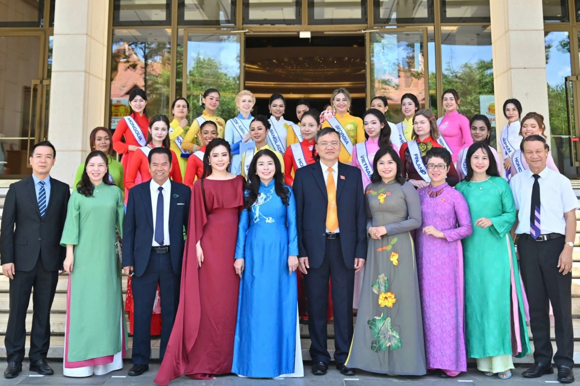 dan nguoi dep quoc te tim hieu lich su, van hoa viet nam tai nha quoc hoi hinh anh 7