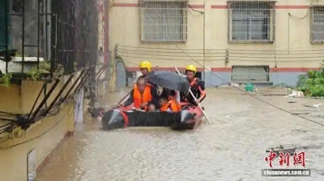 quy chau, trung quoc so tan hon 10.000 nguoi vi mua lon hinh anh 1