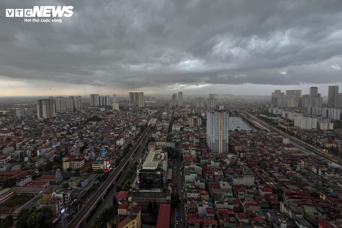 ha noi don mua vang dung gio cao diem, nhieu tuyen pho un tac hinh anh 1