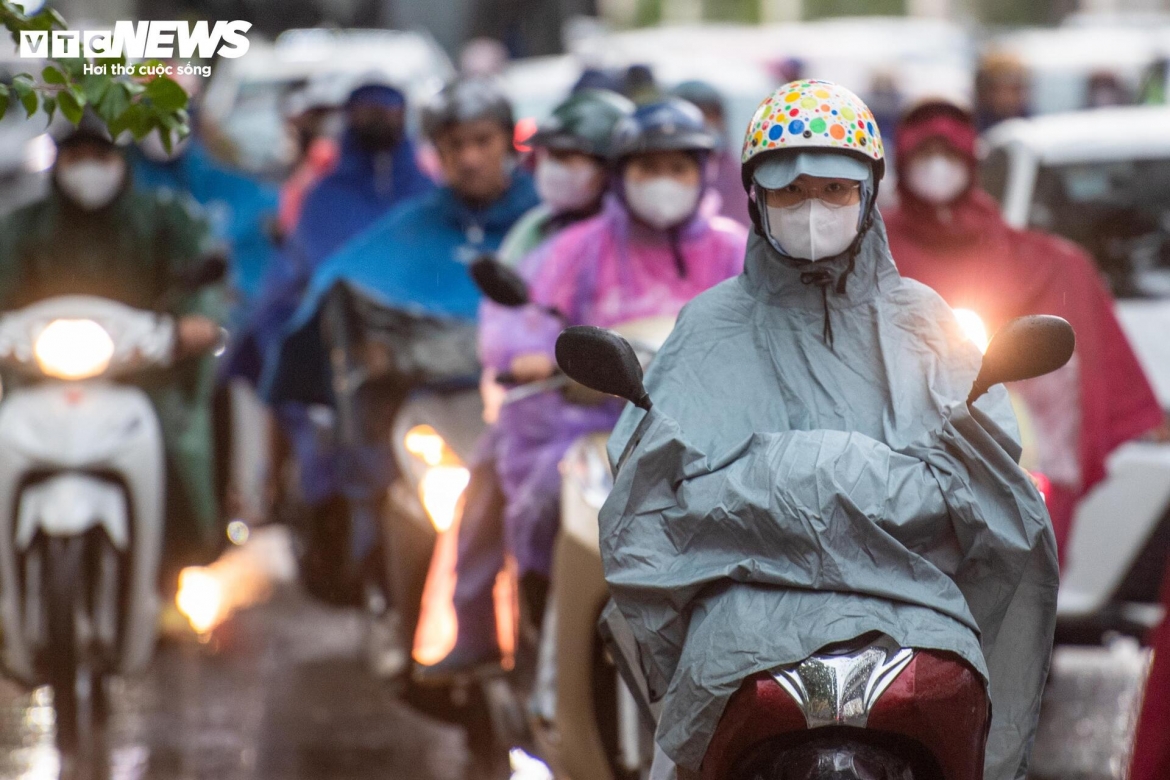 ha noi don mua vang dung gio cao diem, nhieu tuyen pho un tac hinh anh 13