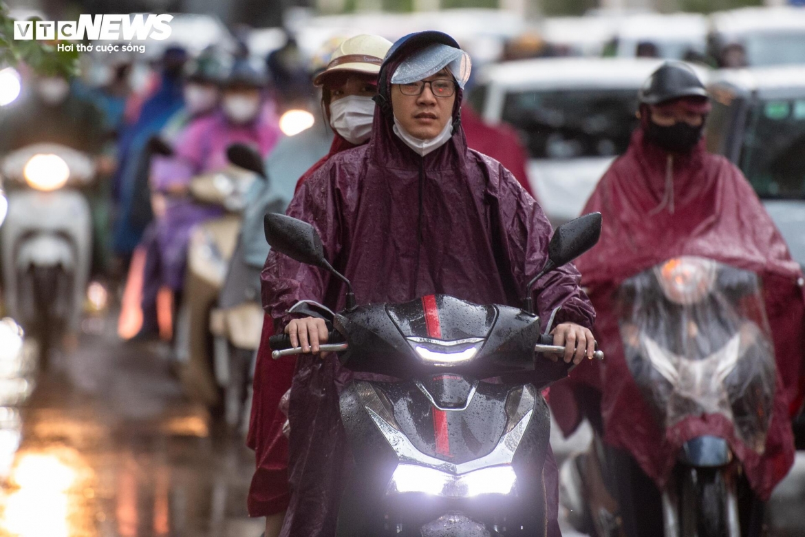 ha noi don mua vang dung gio cao diem, nhieu tuyen pho un tac hinh anh 15