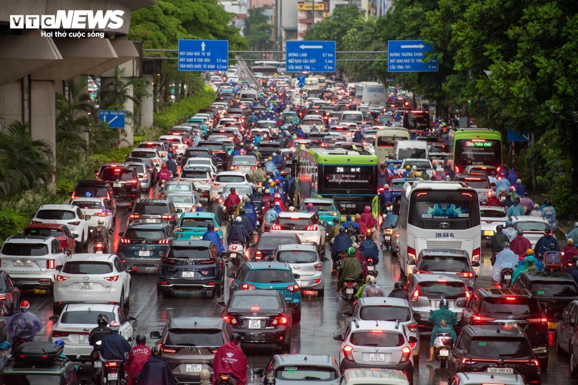 ha noi don mua vang dung gio cao diem, nhieu tuyen pho un tac hinh anh 16