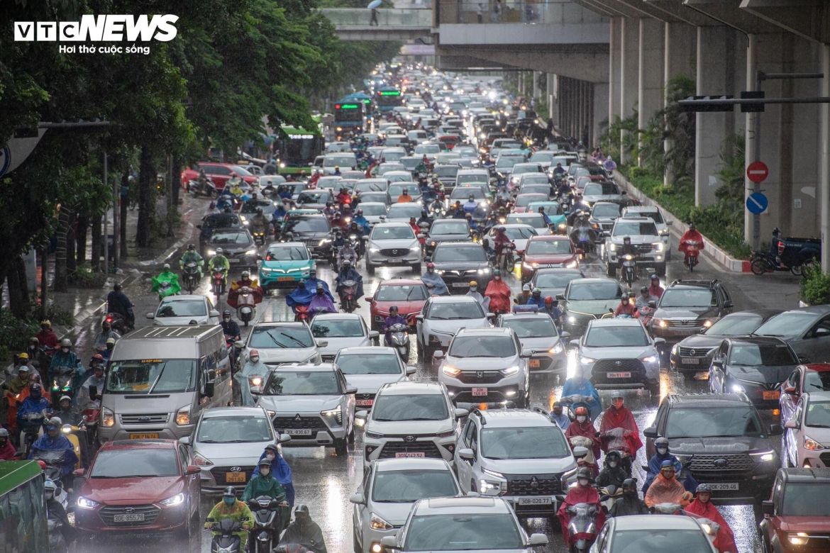 ha noi don mua vang dung gio cao diem, nhieu tuyen pho un tac hinh anh 2