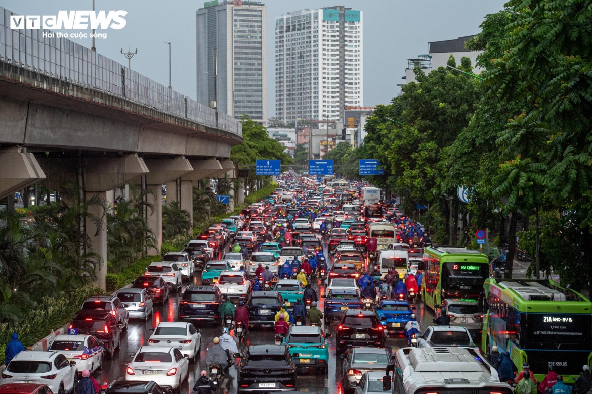 ha noi don mua vang dung gio cao diem, nhieu tuyen pho un tac hinh anh 3