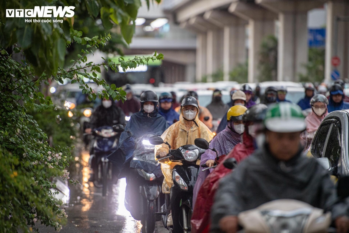 ha noi don mua vang dung gio cao diem, nhieu tuyen pho un tac hinh anh 4