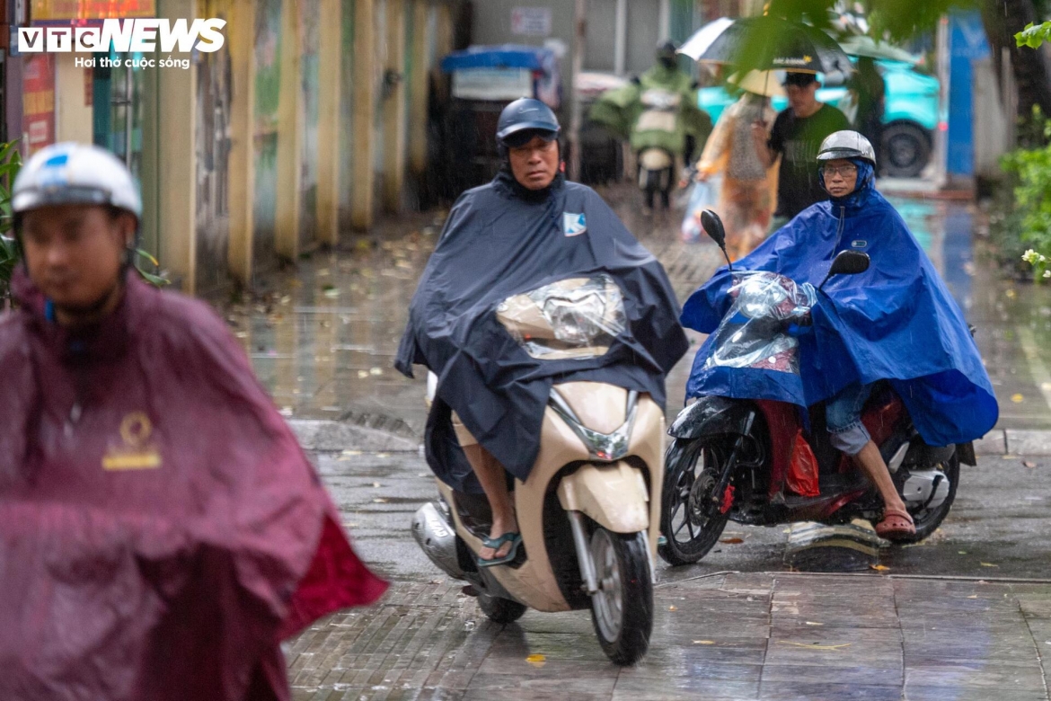 ha noi don mua vang dung gio cao diem, nhieu tuyen pho un tac hinh anh 6