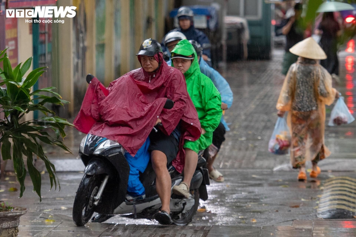 ha noi don mua vang dung gio cao diem, nhieu tuyen pho un tac hinh anh 7