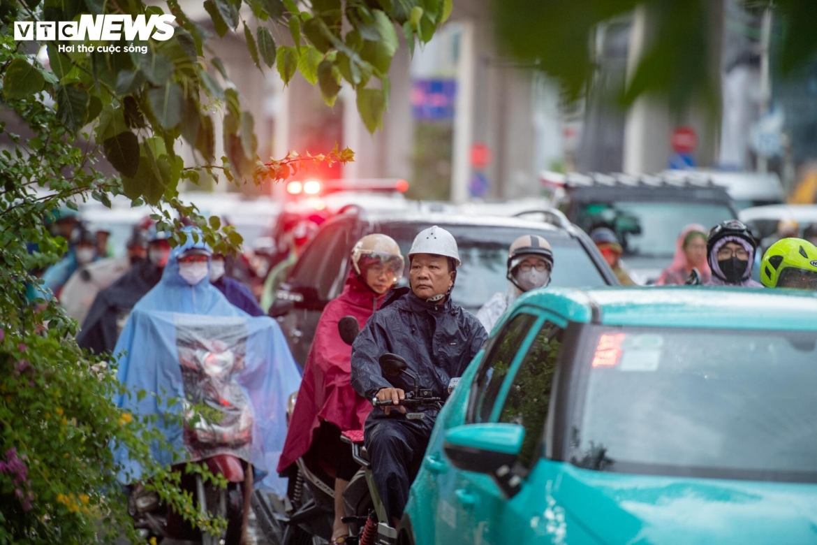 ha noi don mua vang dung gio cao diem, nhieu tuyen pho un tac hinh anh 8