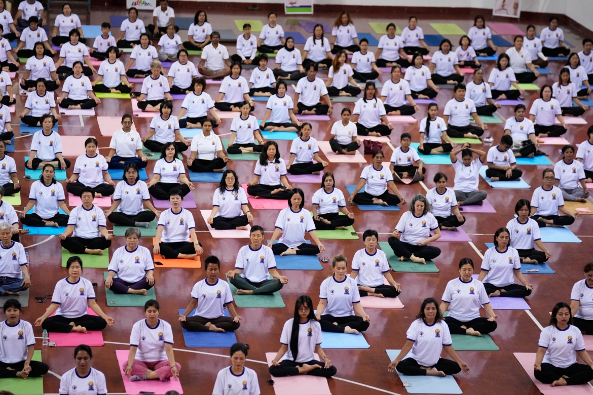 hang trieu nguoi tren khap the gioi cung tap yoga trong ngay 21 6 hinh anh 5