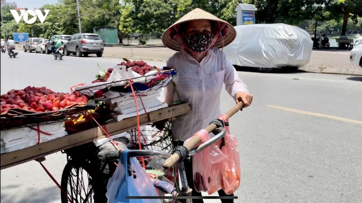 Những bàn chân cháy nắng lặng lẽ mưu sinh trên phố ở Hà Nội
