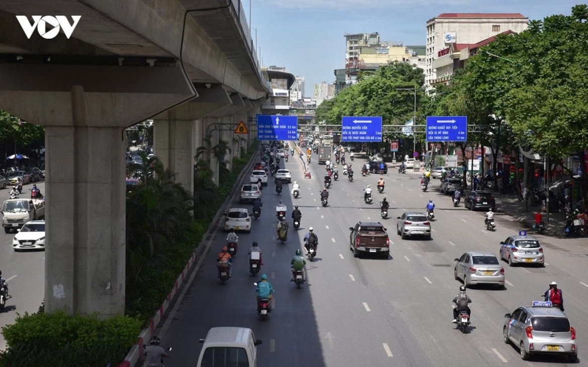 thoi tiet hom nay 25 6 mien bac, mien trung nang nong, mien nam co mua rao hinh anh 1