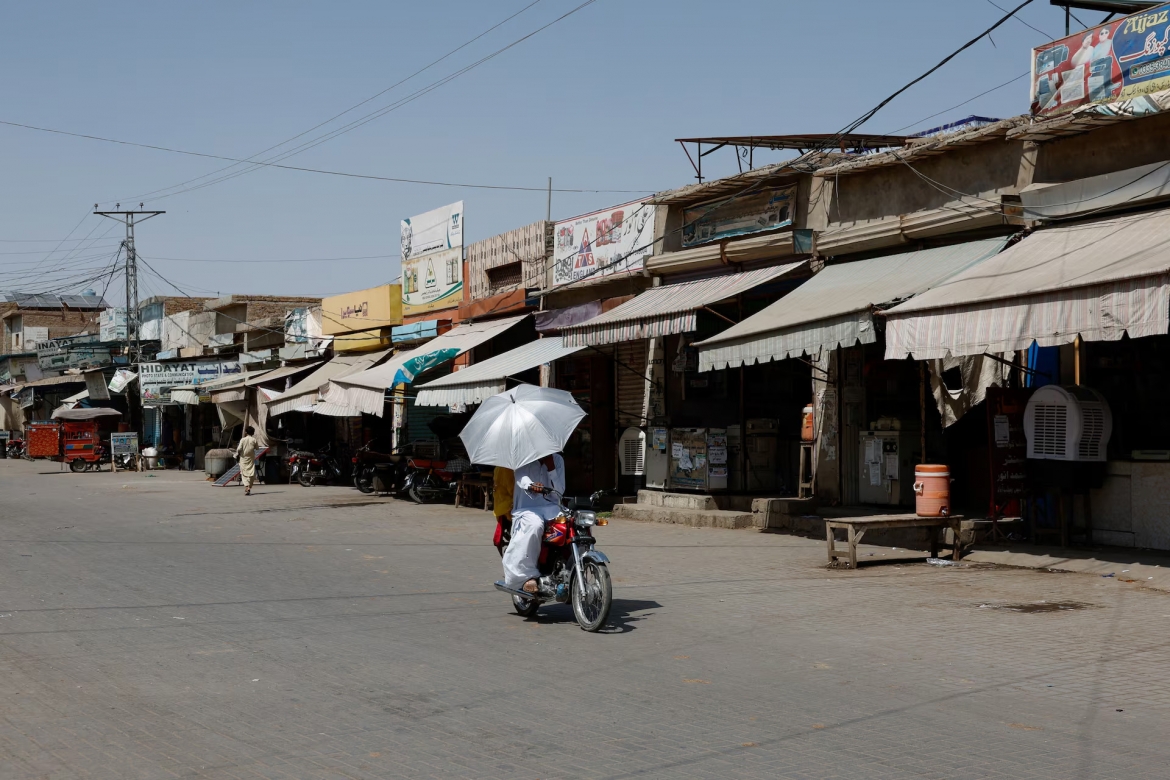Người dân Pakistan vật lộn với nắng nóng 48 độ C và khủng hoảng nước sạch