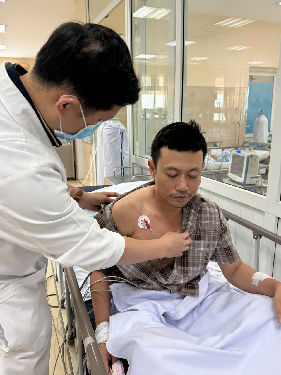 mot nguoi dan vinh long bi set danh tren bai nuoi ngao duoc cuu song hinh anh 2