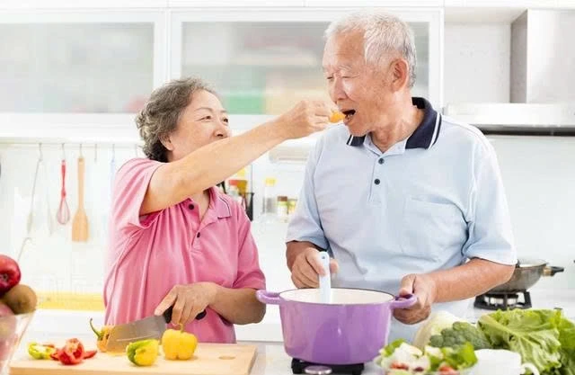 troi oi buc lien tuc, nguoi cao tuoi can an uong ra sao de tranh do benh hinh anh 1