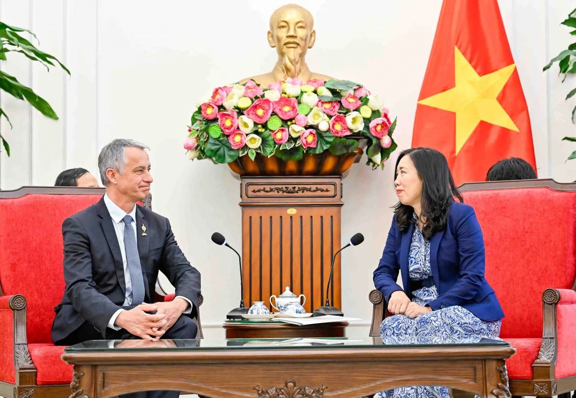 thu truong ngoai giao tiep Doan dai bieu ubqp va luc luong vu trang quoc hoi phap hinh anh 1