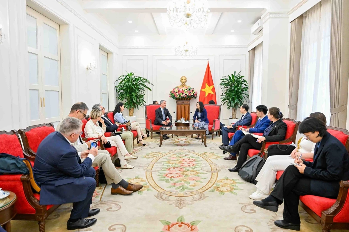 thu truong ngoai giao tiep Doan dai bieu ubqp va luc luong vu trang quoc hoi phap hinh anh 3