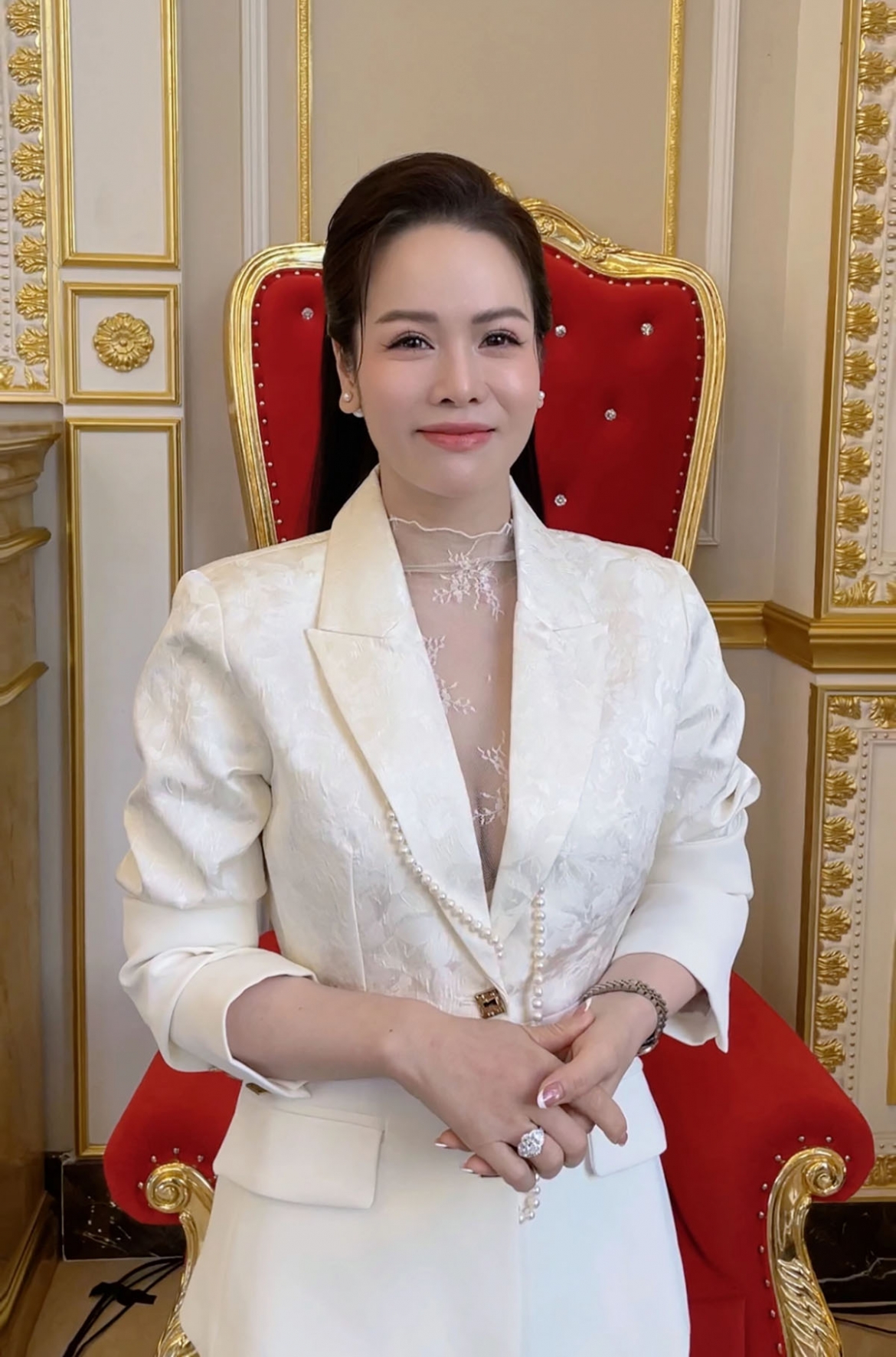 sao viet 19-6 hoa hau Y nhi mung sinh nhat tuoi 24 ngot ngao hinh anh 11